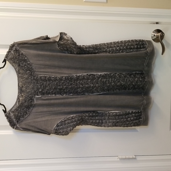 NWOT POL Rosette Top. Large - Picture 3 of 4